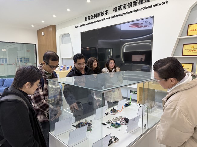 参观学校华为5G+产教科融合基地_副本.jpg